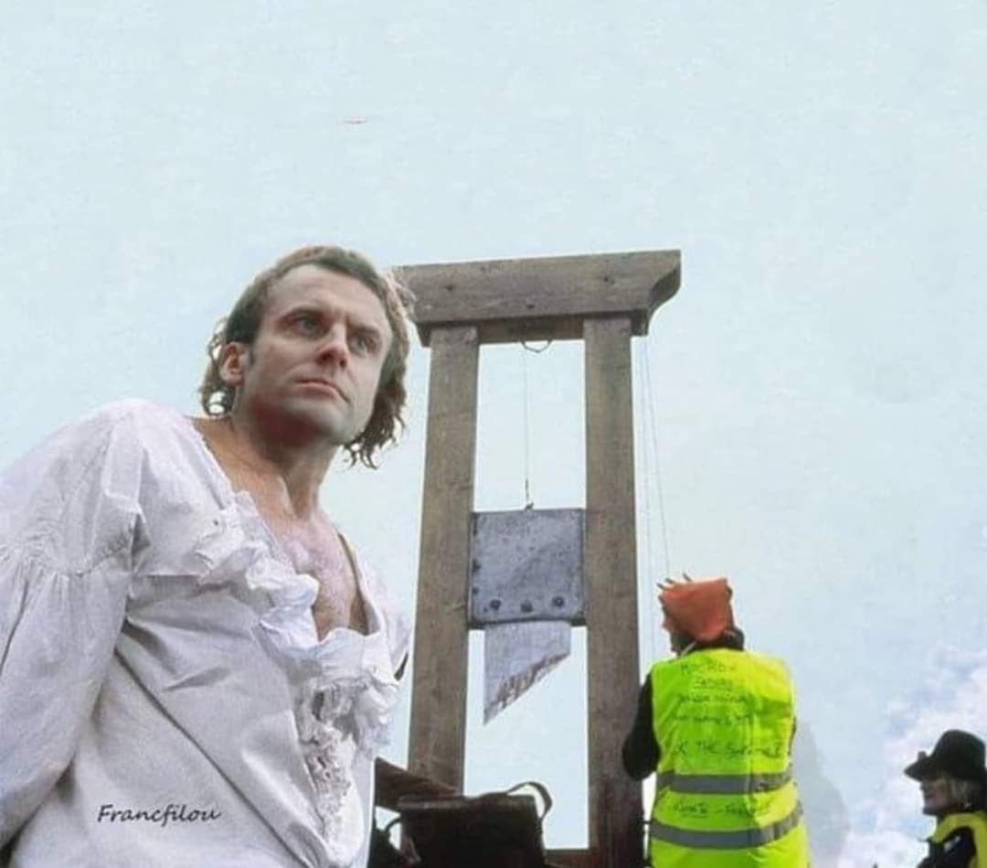 Macron vede Francii do občanské války